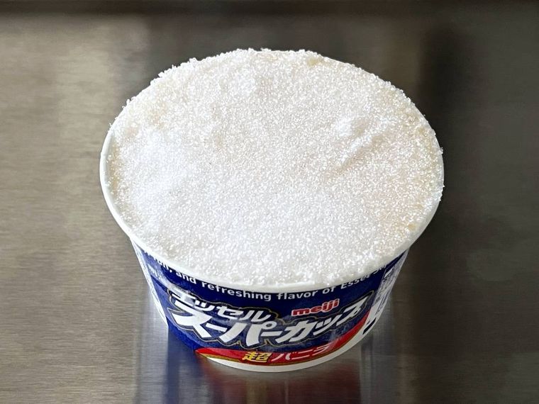 エッセル スーパーカップに砂糖をかけた様子