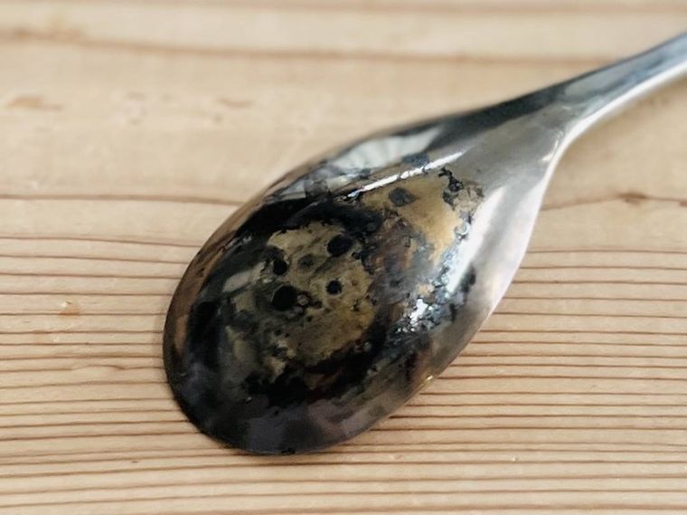 黒く変色したスプーン