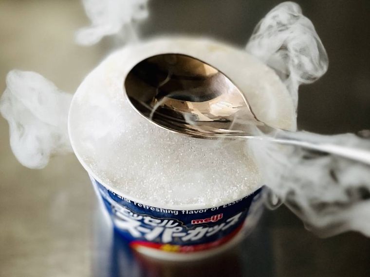 砂糖をかけたエッセル スーパーカップに熱したスプーンを当てている様子