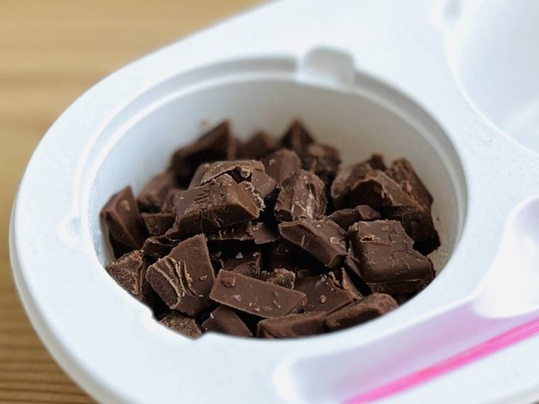 雪見だいふくの容器にチョコレートを入れた様子