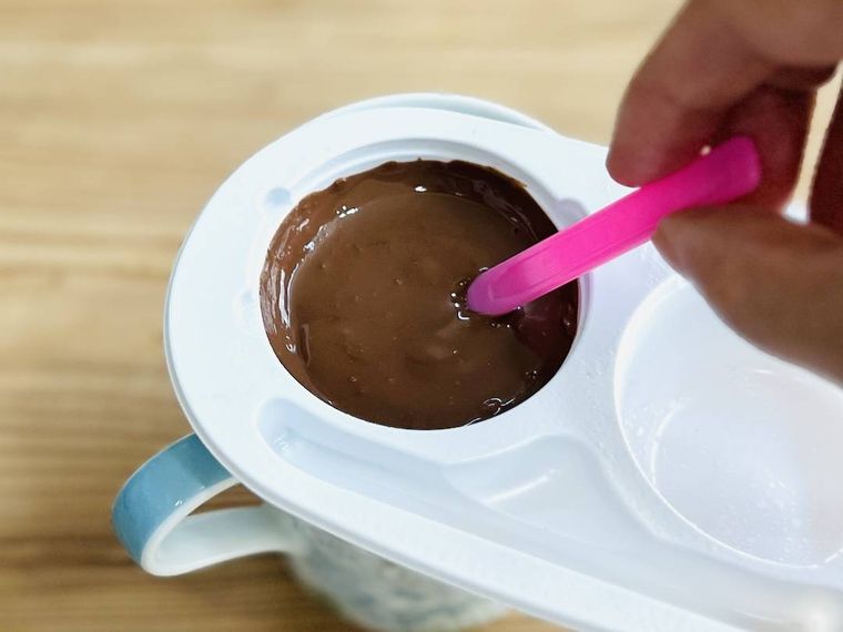雪見だいふくの容器でチョコレートを溶かしている様子