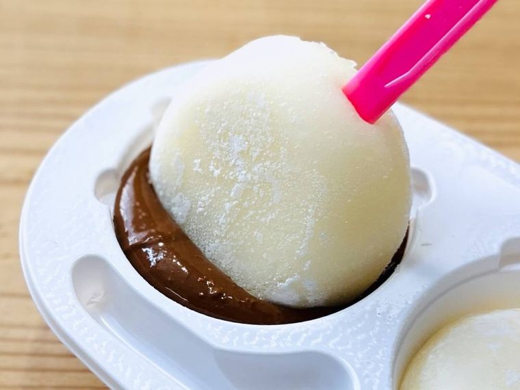 雪見だいふくに溶かしたチョコレートを付けている様子