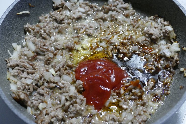 フライパンに調味料を加えた様子