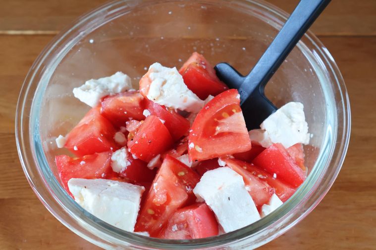 ボウルで豆腐とトマトを和えている