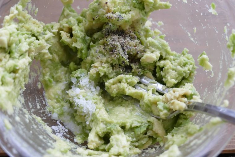 アボカドをフォークで潰す様子