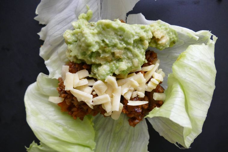 レタスの上にタコミート、プロセスチーズ、ワカモレをのせた様子