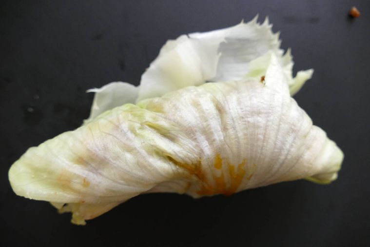 レタスで具材を包んだ様子