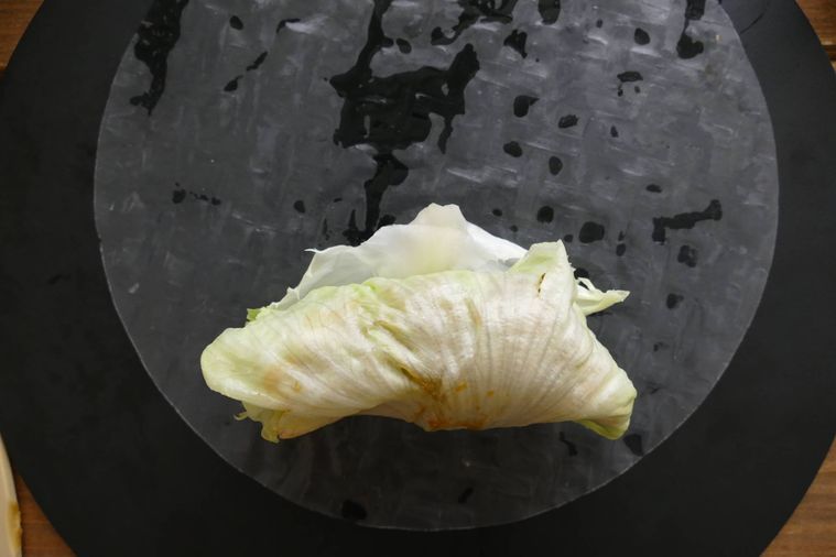 ライスペーパーに具材を包んだレタスをのせた様子