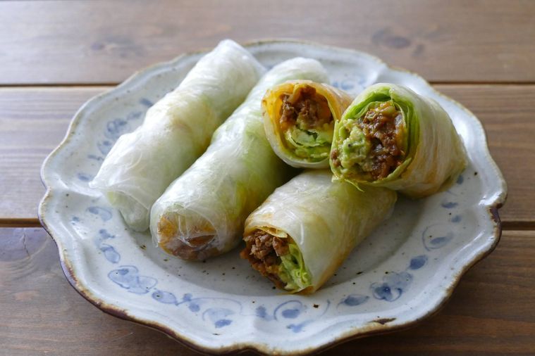 タコス生春巻きを半分に切って皿に盛り付けた様子