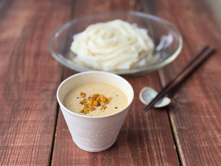 ガラス皿にのったそうめんとそうめんと蕎麦ちょこに入ったとうもろこしのつ