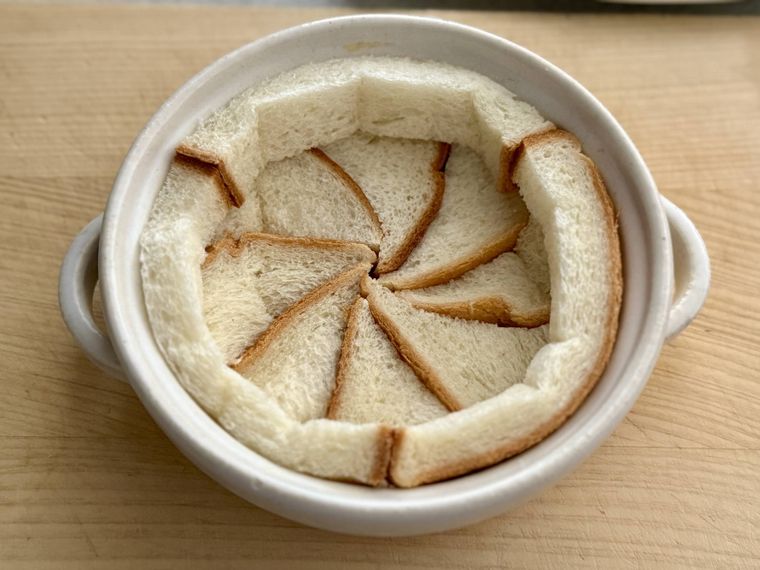 食パンがグラタン皿に入っている様子