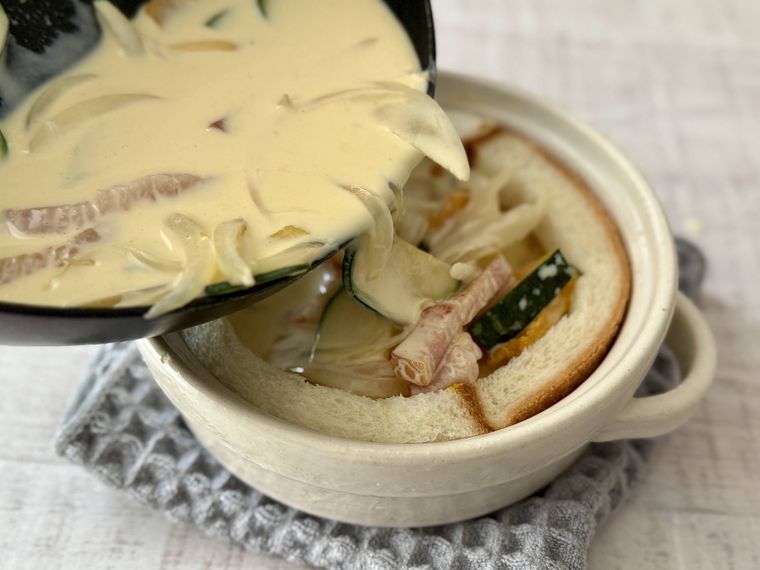 グラタン皿にアパレイユを流している様子