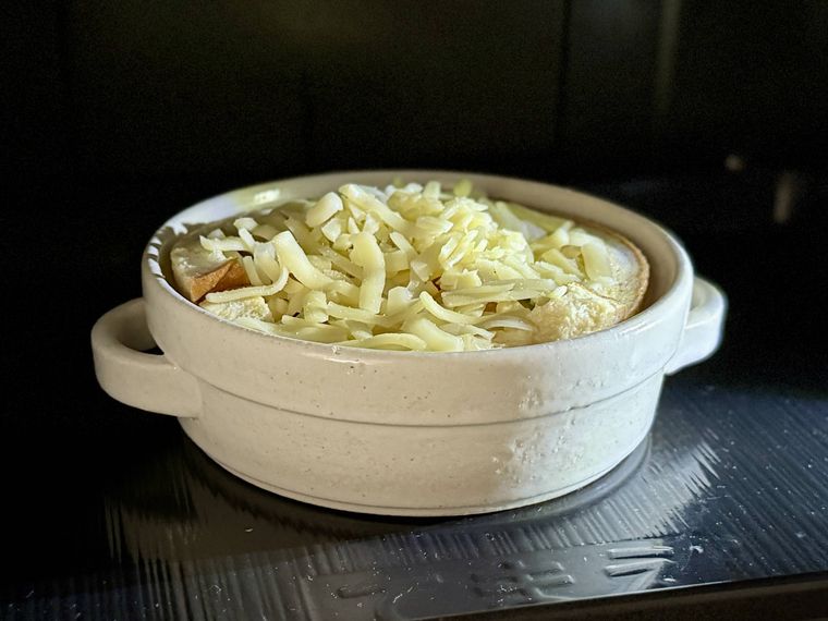 オーブンにグラタン皿が入っている様子