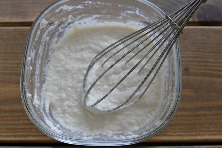 絹豆腐を泡だて器を混ぜる様子