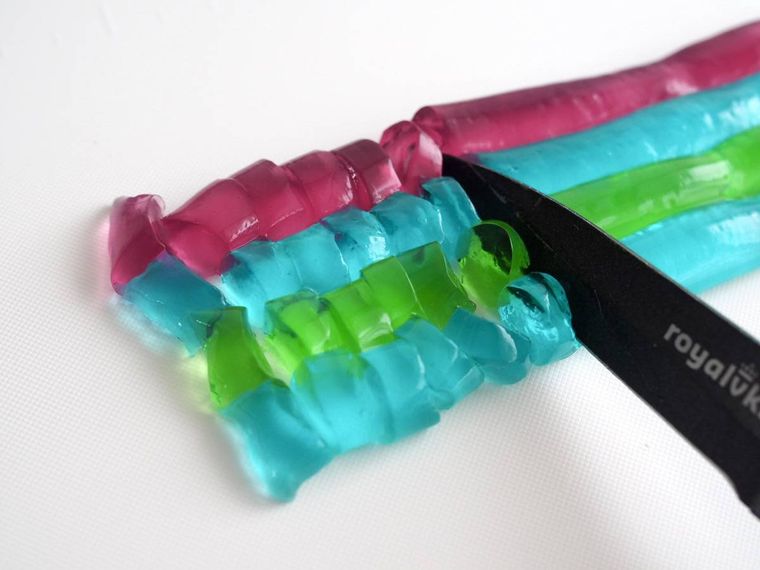 ゼリーを切っているところ