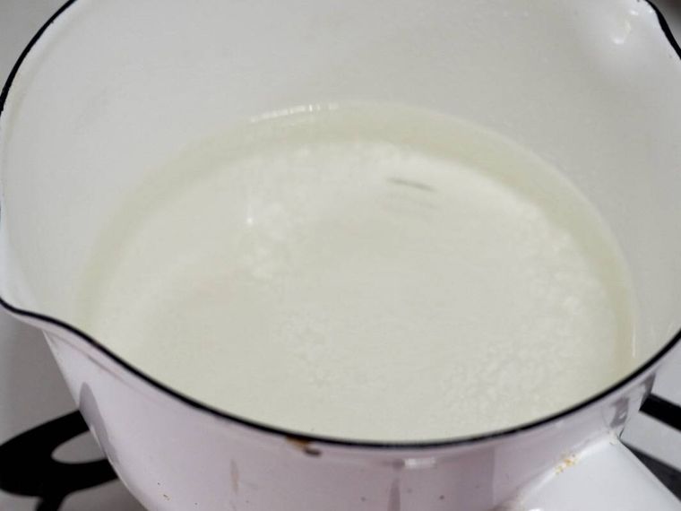 粉寒天を溶かしているところ