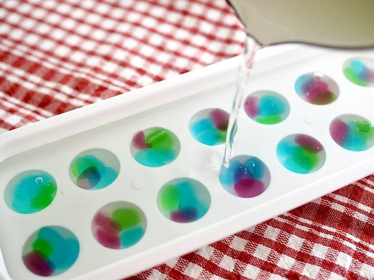 ゼリーを製氷皿に入れているところ