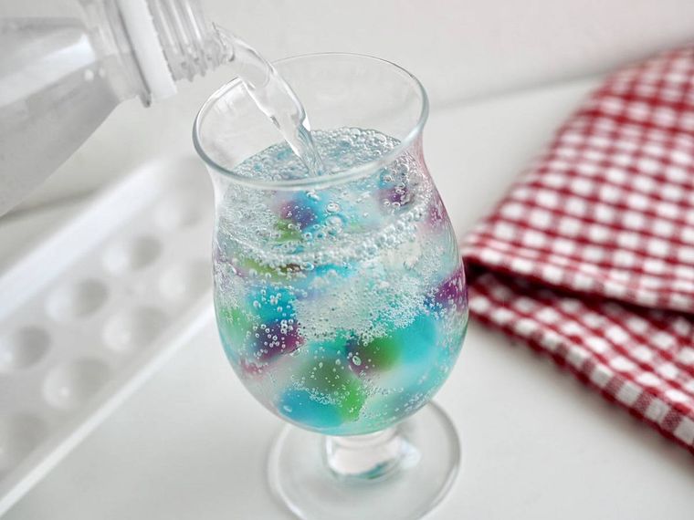 炭酸水を注いでいるところ