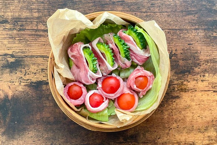 蒸す前の肉巻きを並べたせいろ