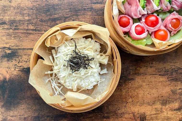 せいろにのせたごはんに、えのきを散らす様子