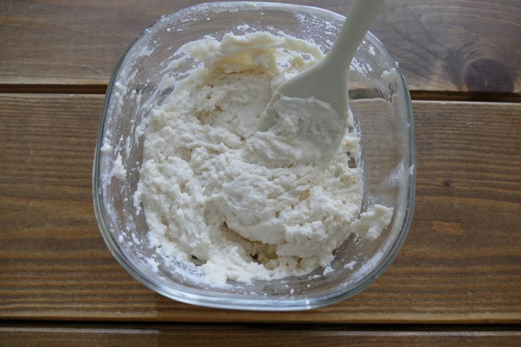 米粉とベーキングパウダーを加えてヘラで混ぜる様子