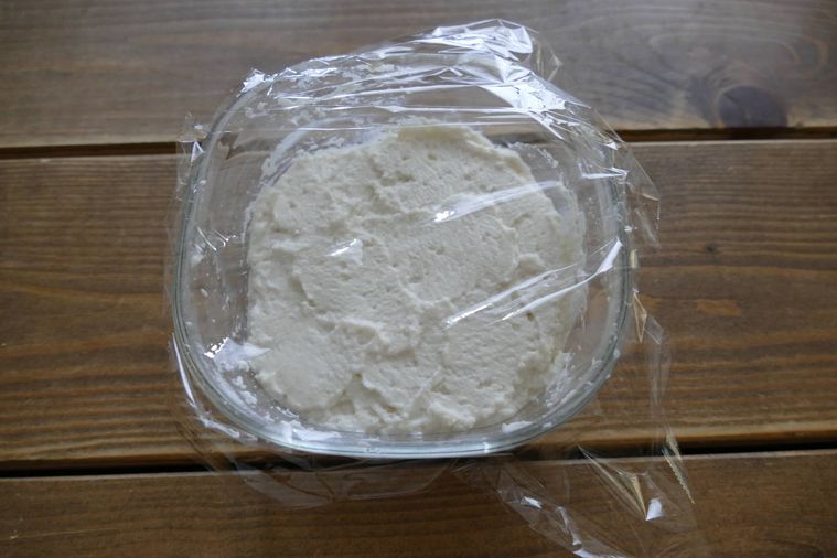 耐熱容器にラップをかけた様子