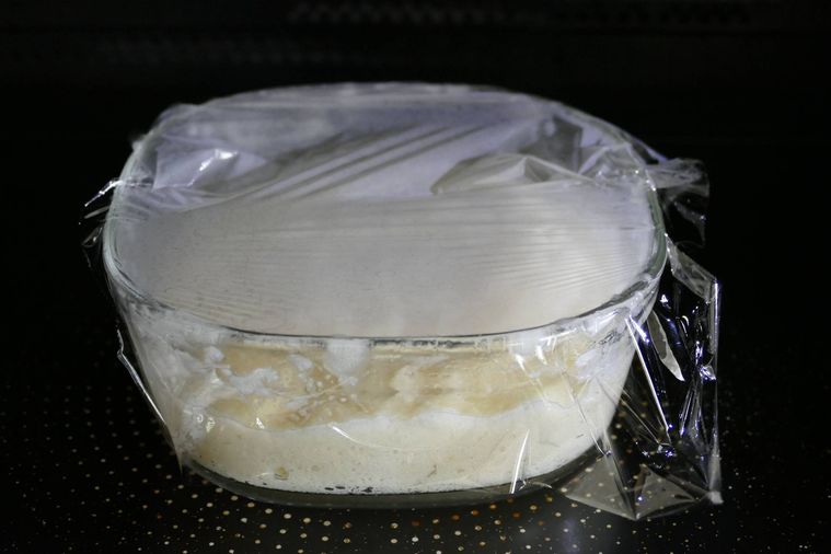 耐熱容器に入れた生地を電子レンジで加熱する様子