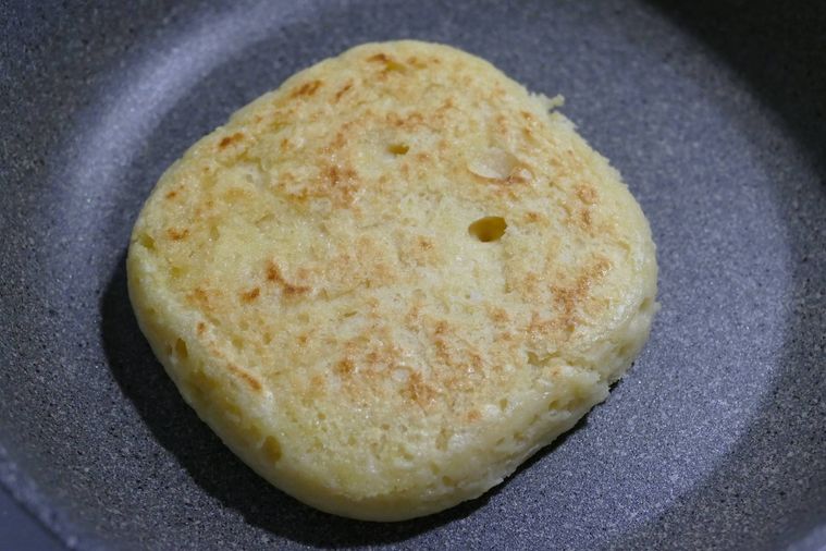 豆腐トーストをフライパンで焼く様子