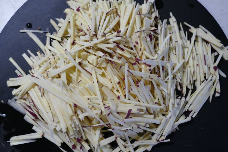 さつまいもを細切りにした様子