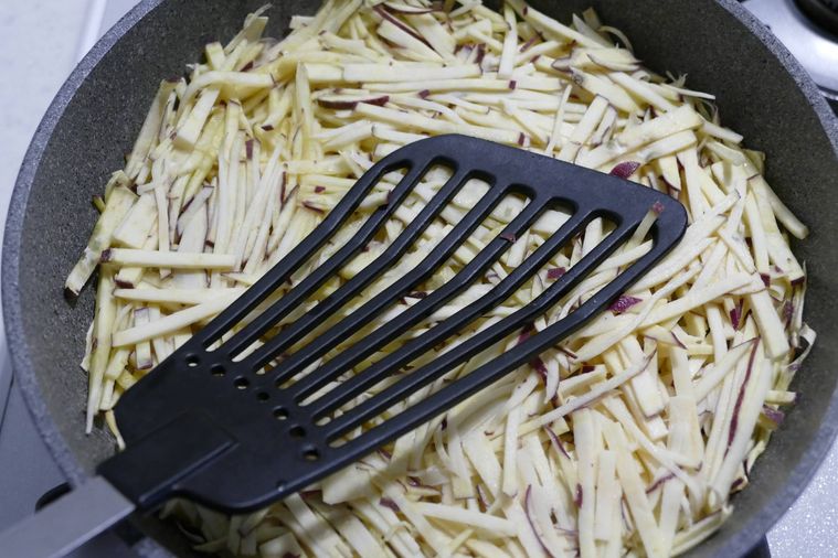 フライ返してさつまいもを押す様子