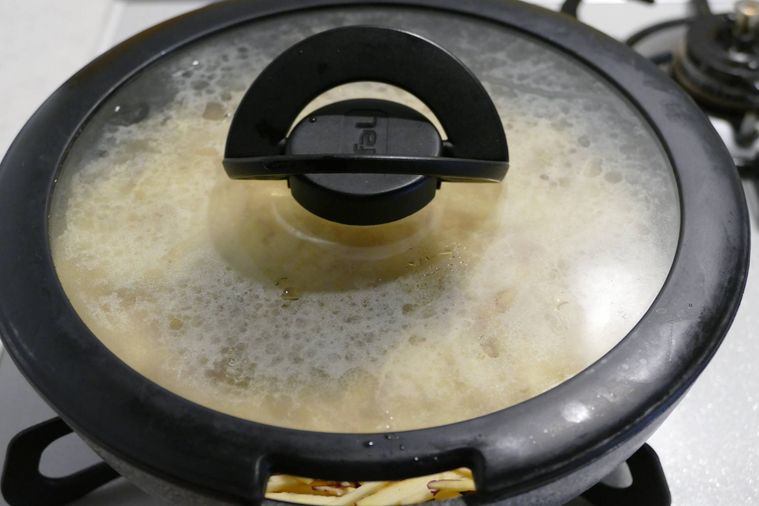 フライパンに蓋をして蒸し焼きにする様子