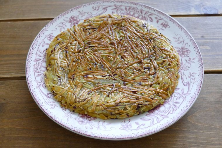 表面をキャラメリゼしたさつまいもガレットを皿に移した様子