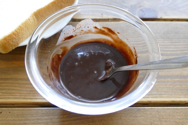 ココアペーストの材料をスプーンで混ぜる様子