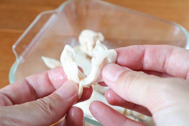 ささみを手で割いている