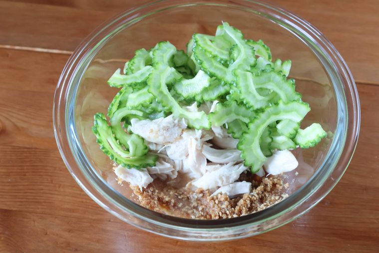 ごまみそだれとささみとゴーヤがボウルに入っている