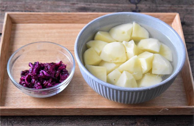 水にさらしたじゃがいもと器に入れたしば漬け