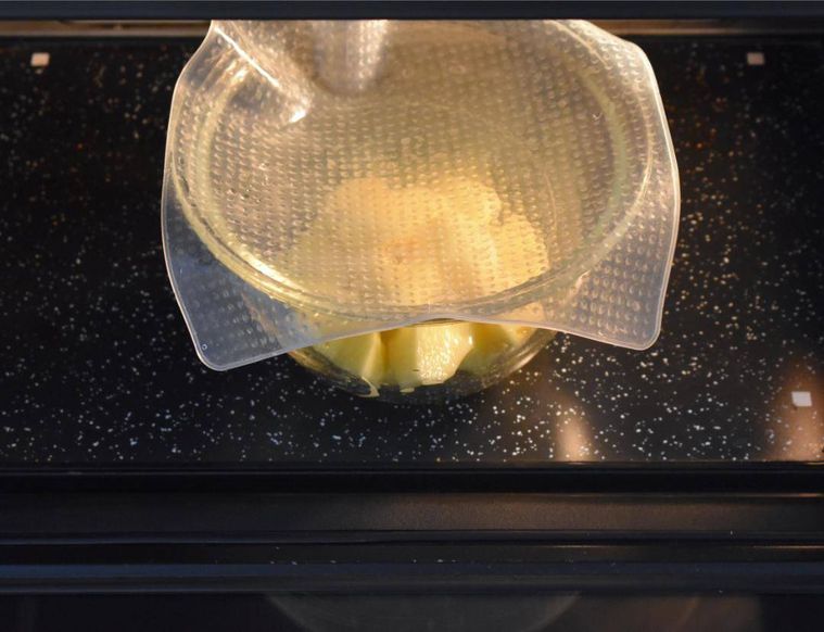 電子レンジに入れたじゃがいもが入ったボウル