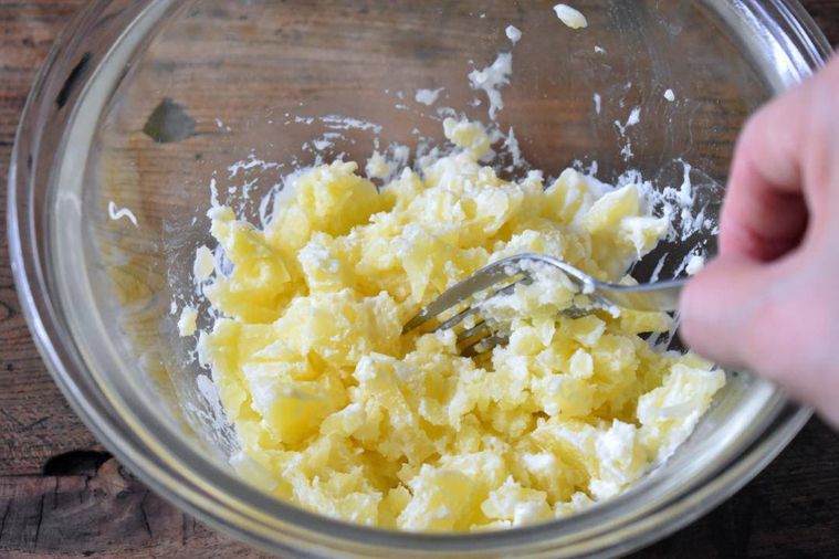 ボウルの中でフォークで潰したじゃがいも