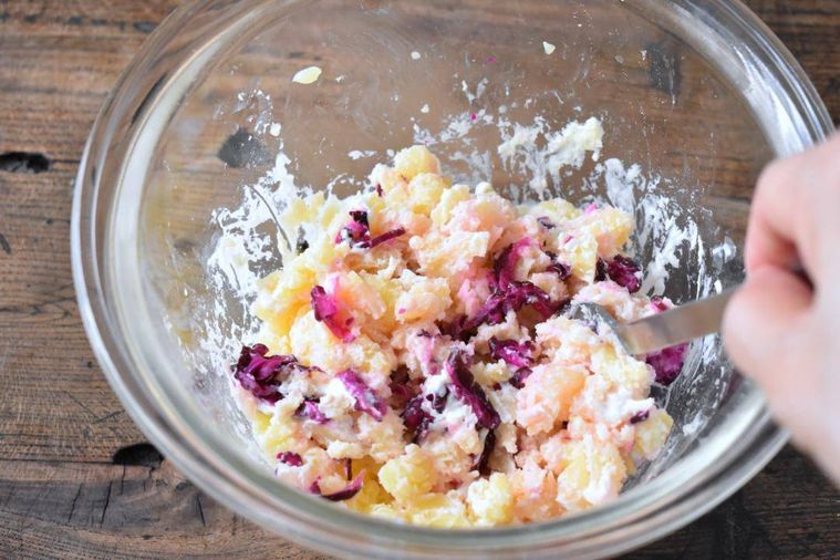 ボウルの中で混ぜたじゃがいもとしば漬けとクリームチーズ