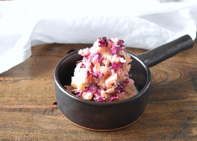 器に盛ったしば漬け入りのポテトサラダ