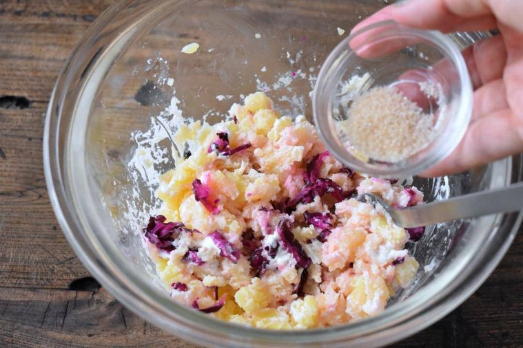 砂糖を添えたポテトサラダのボウル