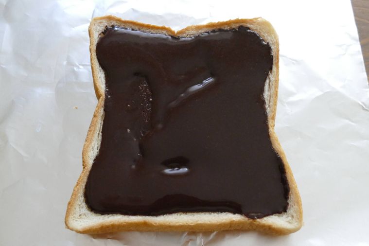 食パン全面にココアペーストを流し入れた様子