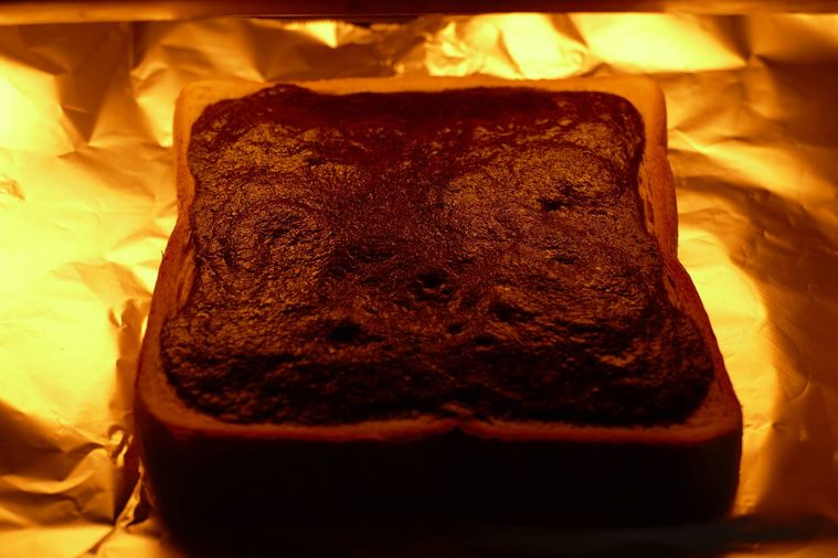 ココアペーストを流した食パンをトースターで焼く様子