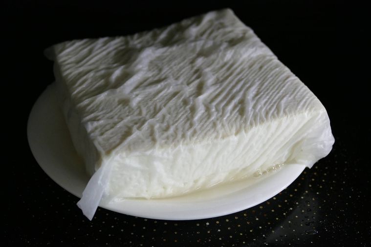 木綿豆腐をキッチンペーパーで包んで電子レンジで加熱する様子