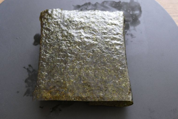 焼き海苔で木綿豆腐を巻いた様子