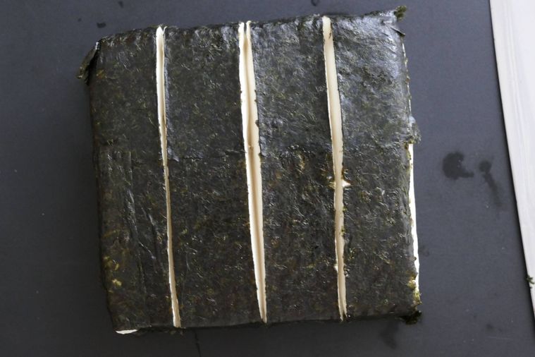 海苔巻き豆腐を4等分に切った様子