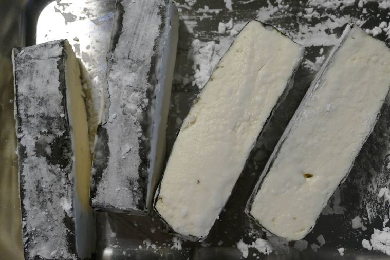 切った海苔巻き豆腐に片栗粉をまぶす様子