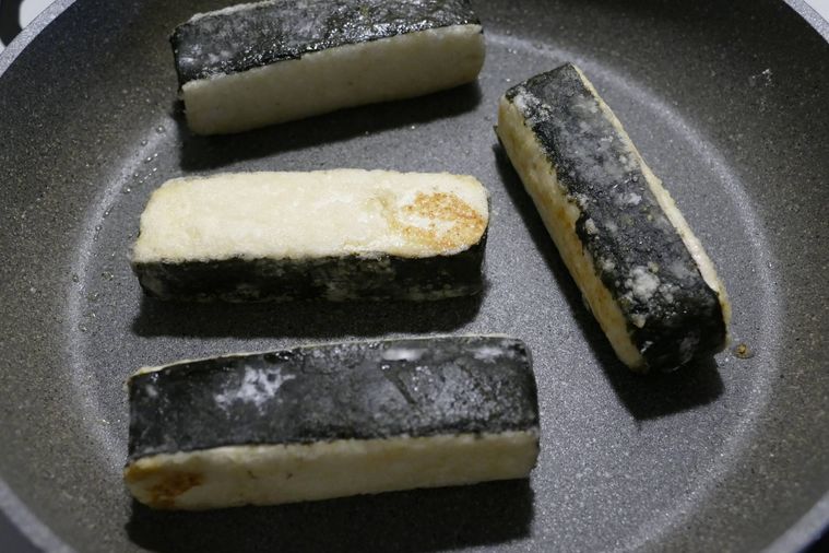 海苔巻き豆腐をフライパンで焼く様子