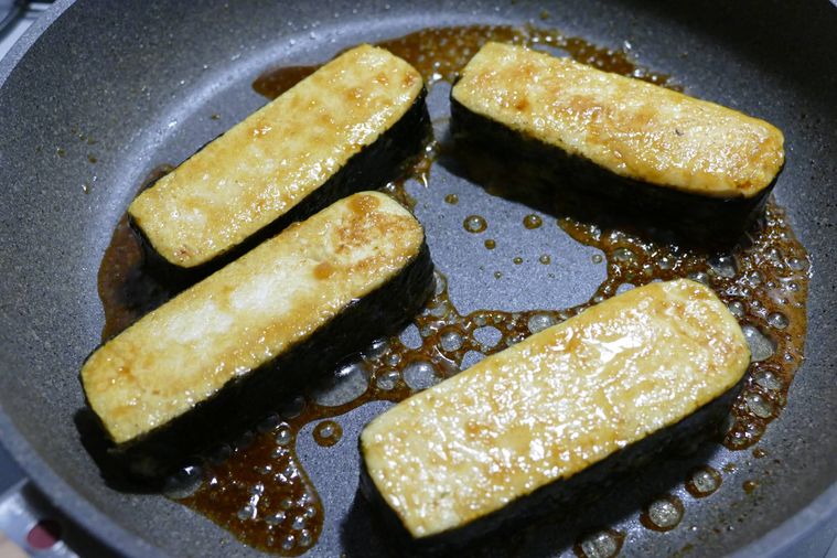 調味料を加えて煮絡める様子