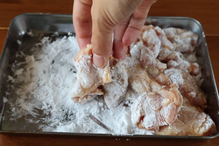 鶏肉に片栗粉をまぶしている